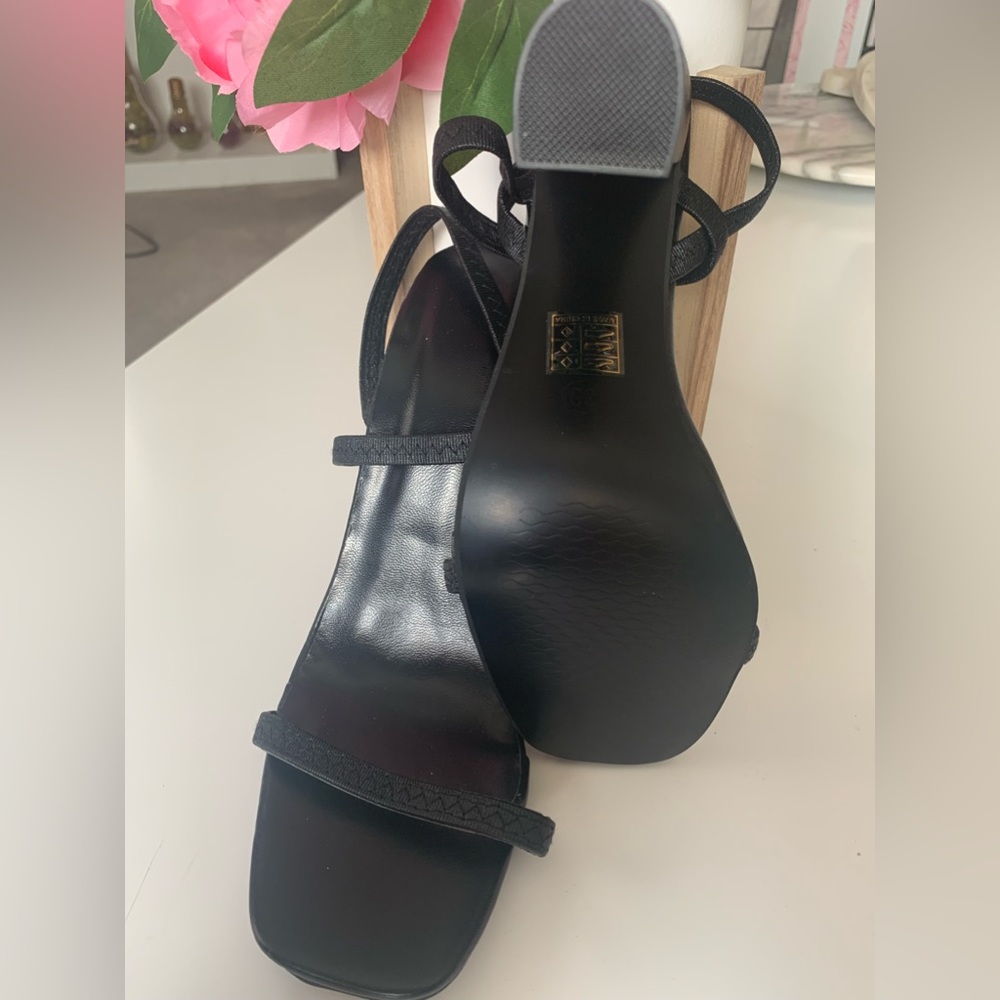 Color black size 8